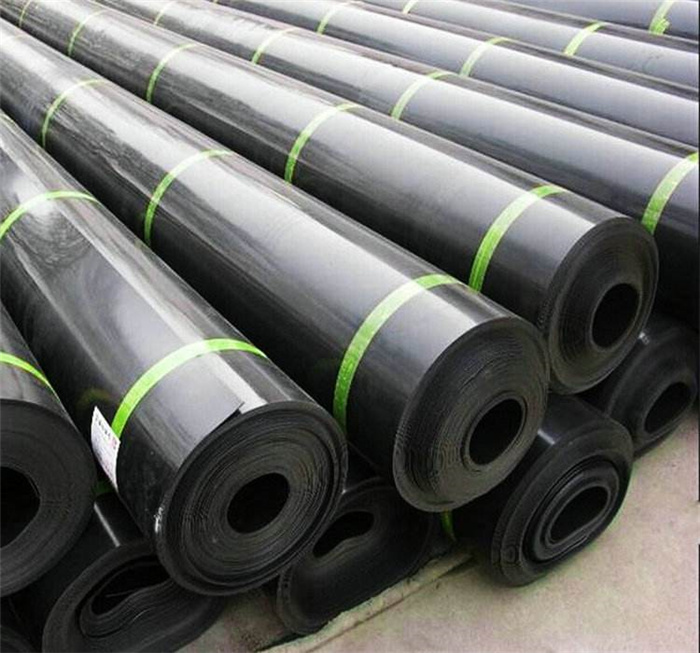 朝阳沼气池的土工膜铺设